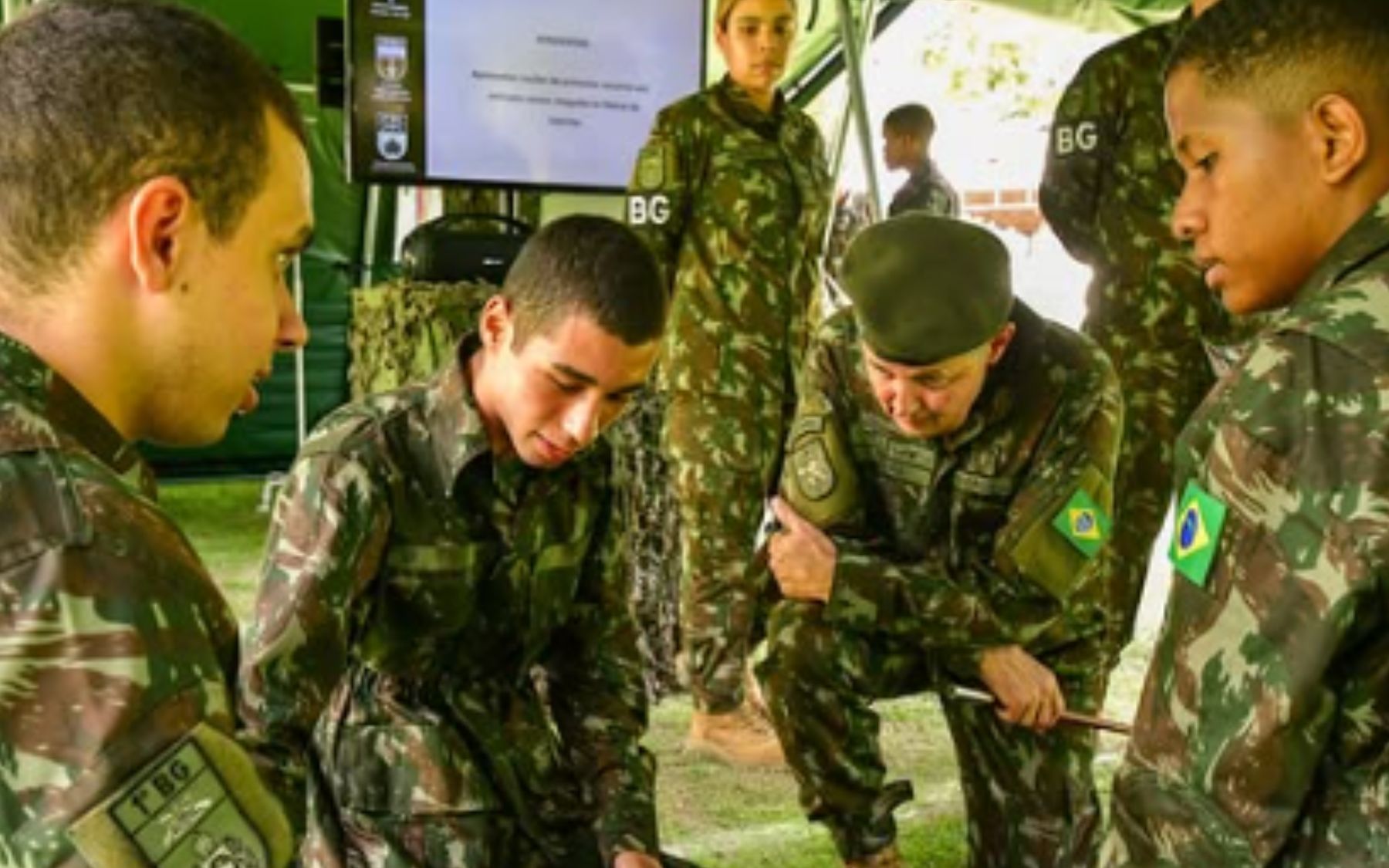A visita, no sábado, do Comandante do Exército para saber como está a formação dos soldados: general visitou quartéis do Rio de Janeiro