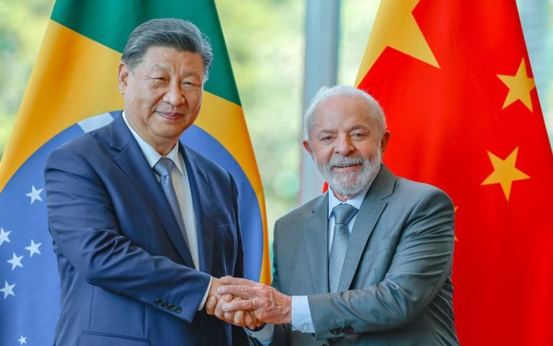 Alerta Máximo: 37 acordos que entregam soberania nacional à China revelados por Eduardo Bolsonaro – fornecimento de urânio, tecnologia nuclear e controle da mídia em jogo