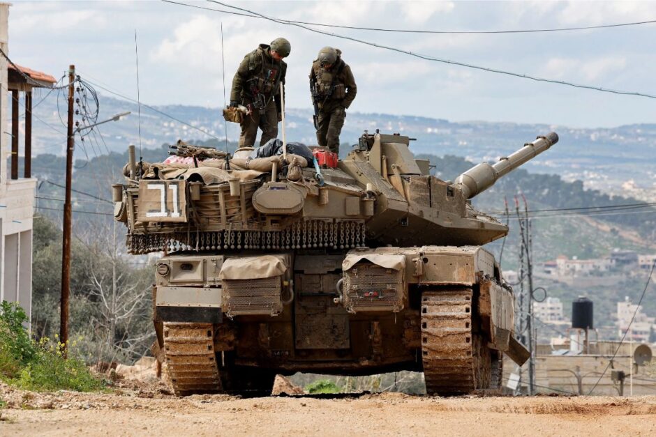 Após mais de 20 anos, o Exército israelense volta a utilizar tanques de guerra em uma região disputada. Operação já causou 27 mortes e deslocou mais de 40 mil pessoas em menos de uma semana