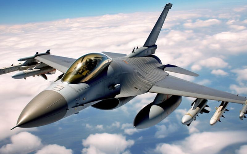 Caça F-16 entra em ação e vira o jogo na guerra aérea: Força Aérea da Ucrânia ataca posições russas e pilotos dos EUA estão surpresos com os resultados das missões