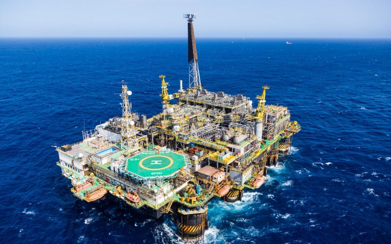 Descoberta surpreendente da Petrobras no pré-sal da Bacia de Campos: presença de hidrocarbonetos é confirmada e pode abrir nova fase na exploração de petróleo a 105 km da costa do RJ