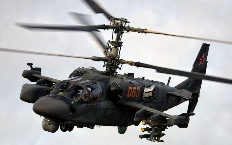 Helicóptero russo “duro de matar” resiste a ataques na Ucrânia e mesmo danificado volta à base, frustrando os militares ucranianos