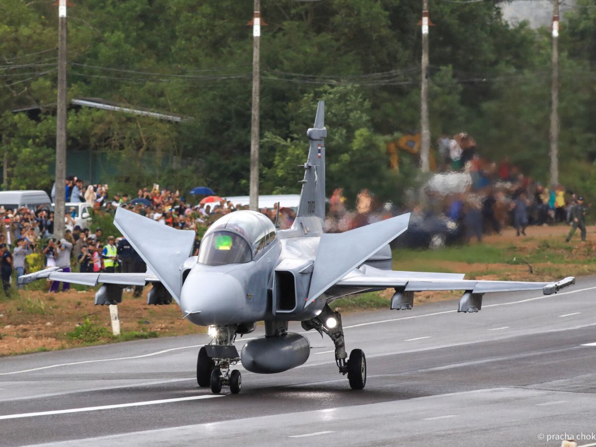 A Força Aérea Real da Tailândia impressiona ao pousar e decolar o caça Gripen em rodovias durante teste estratégico que pode garantir nova frota do SAAB JAS-39c Gripen