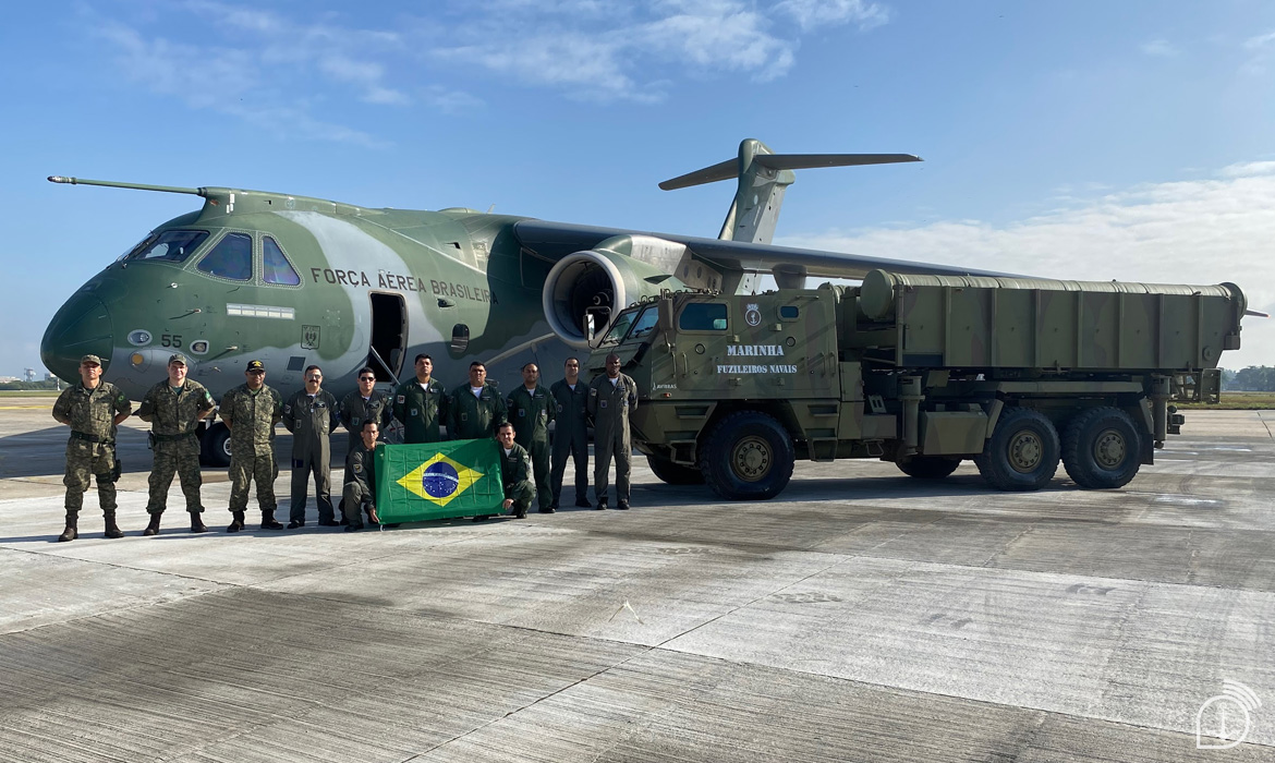Marinha e Força Aérea realizam operação conjunta inédita e levam míssil MANSUP a Fortaleza em exercício com a França que envolve o supercargueiro KC-390 e viatura ASTROS