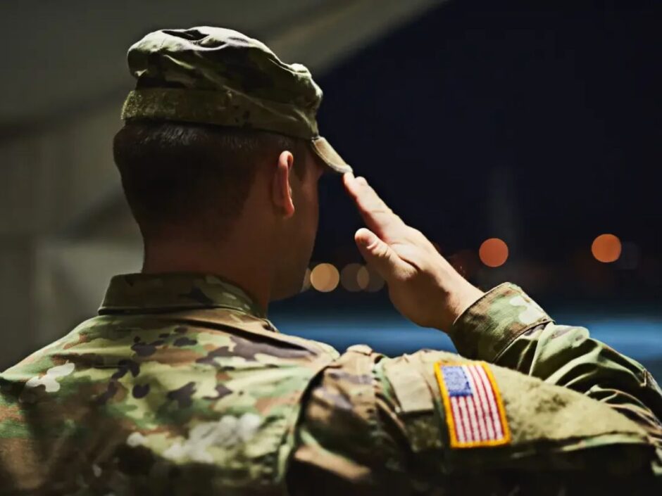 Militares trans questionam decisão de Trump que os expulsa das Forças Armadas dos EUA e soldados reagem: “estão jogando fora profissionais altamente treinados sem qualquer justificativa real”