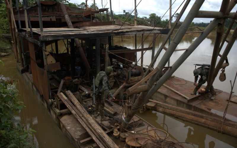 Operação Catrimani: militares do Exército desembarcam de H-60 Black Hawk da Força Aérea Brasileira (FAB) e destroem dragas do garimpo ilegal em ação de combate na terra indígena Yanomami