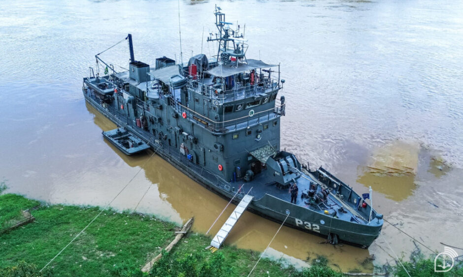 Navios de Assistência Hospitalar da Marinha realizam 12 mil atendimentos na Amazônia. Durante a Operação “Acre”, milhares de medicamentos são distribuídos e comunidades ribeirinhas recebem suporte médico essencial