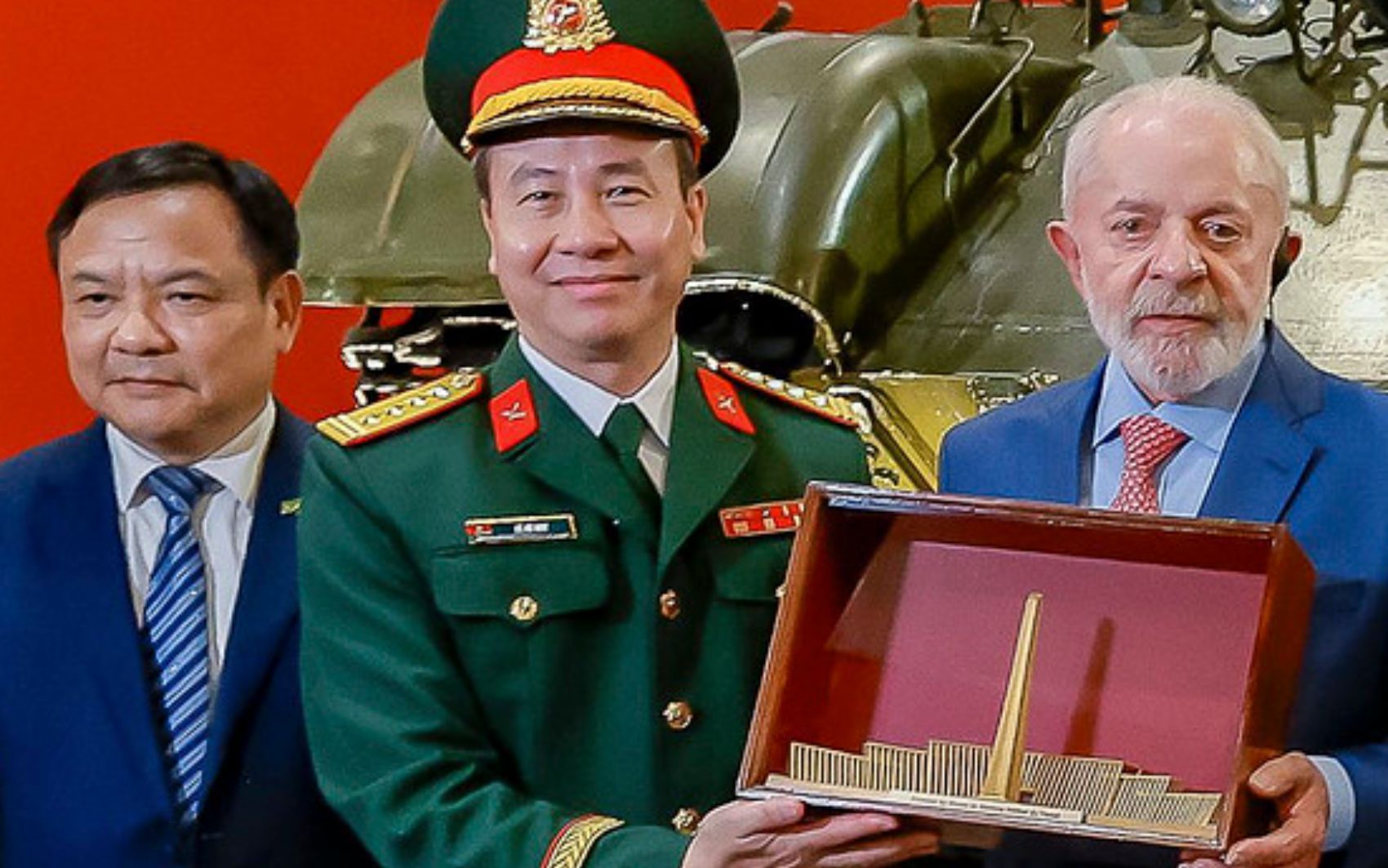 O simbolismo socialista na escultura que Lula ganhou no Vietnã: guerra com os EUA e comércio de 7 bilhões anualmente