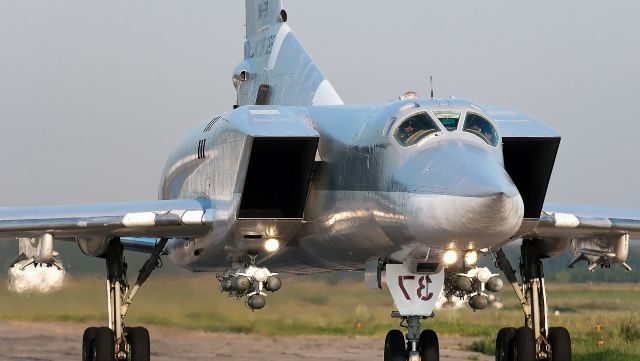 Imagens de satélite revelam o maior deslocamento de bombardeiros russos desde o início da guerra! Com 45 aeronaves estratégicas reunidas em Olenya, estaria Moscou preparando um ataque massivo?