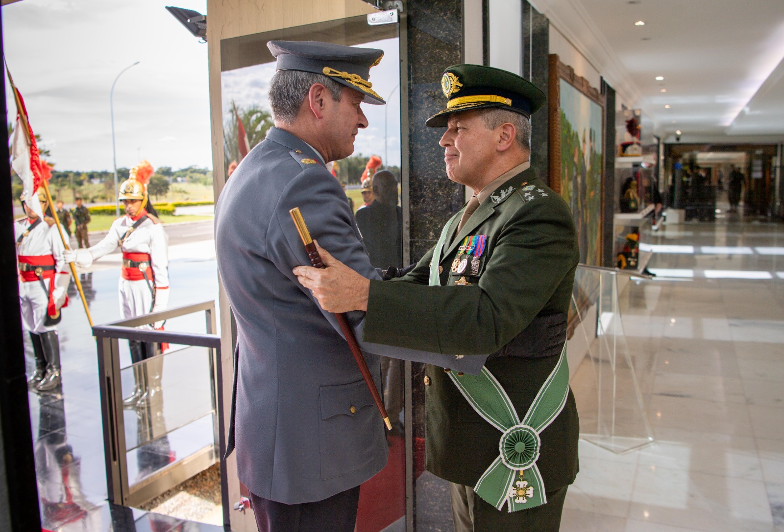 General português recebe honras em Brasília: Parceria militar Brasil-Portugal seria uma cooperação histórica ou erro estratégico?