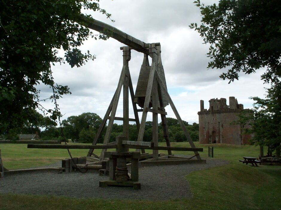 A maior arma medieval? A catapulta Warwolf provou seu poder devastador