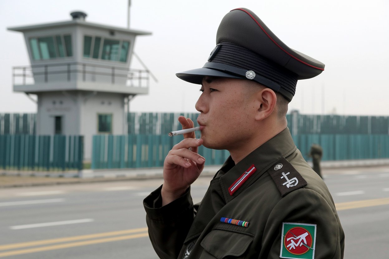 Como bitucas de cigarro espalhadas pelas ruas da Coreia do Norte desencadearam uma crise interna sem precedentes no Exército de Kim Jong-un