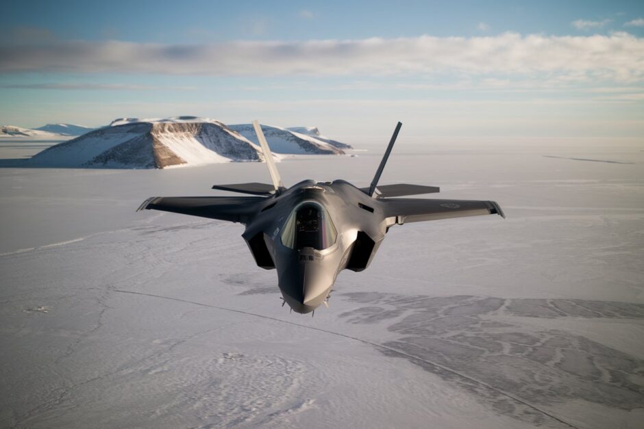 Após gastar bilhões na compra de caças F-35, Canadá já planeja novos investimentos para resgatar pilotos em caso de acidentes causados pelo frio extremo do Ártico
