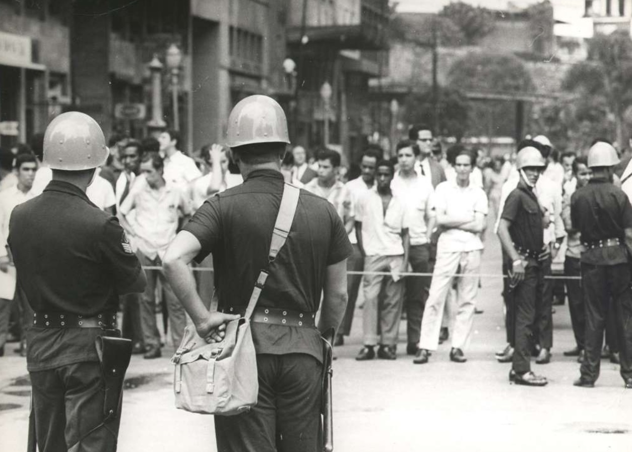 Regime Militar, pobreza e atraso: como era realmente viver no Brasil dos anos 70? Analfabetos, mortalidade infantil altíssima e um país no escuro
