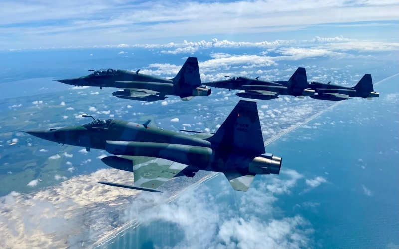 Força Aérea Brasileira comemora 78 anos do Esquadrão Pampa em Canoas (RS) e atinge 100 mil horas de voo com o caça F-5
