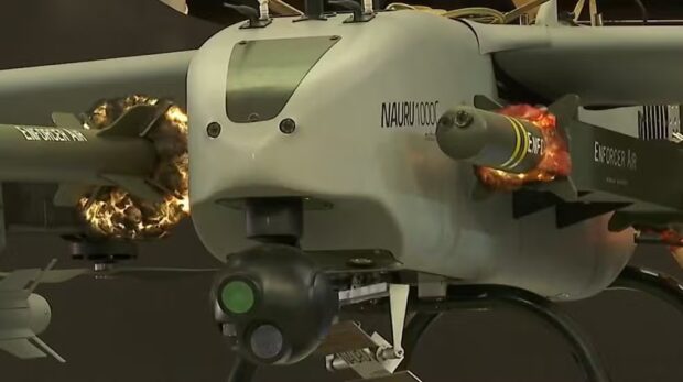A imagem mostra um drone Nauru 1000C carregando 2 mísseis Enforcer Air, produzidos pela europeia MBDA