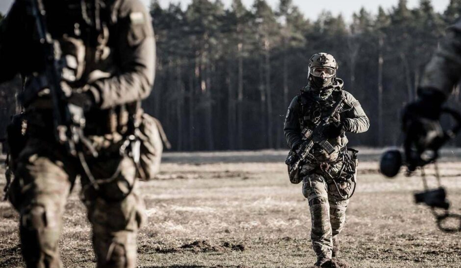País que vai treinar todos os homens para a guerra se aproxima do Brasil, terá reunião com Comandante do Exército e poderá produzir aeronave militar KC-390