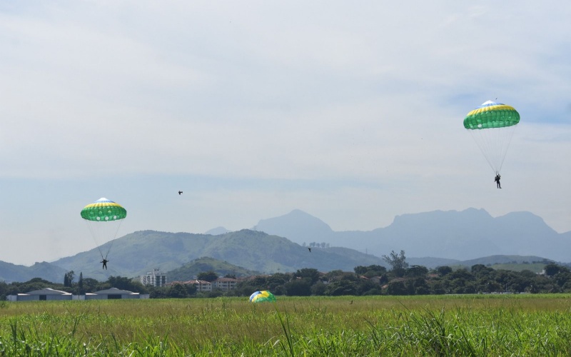 Exército Brasileiro revoluciona seus saltos com os novos paraquedas RZ-21 e transforma a Brigada de Infantaria Paraquedista
