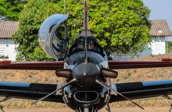 Conheça as aeronaves que formam os pilotos da Força Aérea Brasileira! Descubra como o T-25 Universal e o T-27 Tucano são fundamentais no treinamento dos futuros aviadores militares