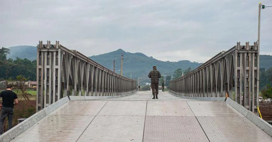 Após a maior enchente da história no Vale do Taquari, o Exército Brasileiro instalou em tempo recorde uma ponte móvel que já suportou mais de 430 mil veículos