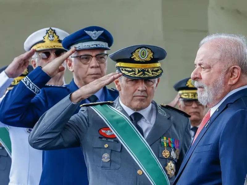 Exército brasileiro adverte o governo que a falta de investimentos pode deixar o país indefeso diante de ameaças externas. O orçamento das Forças Armadas sofreu uma redução de 24% nos últimos cinco anos, comprometendo projetos como o KC-390 da Embraer e a modernização dos blindados Guarani
