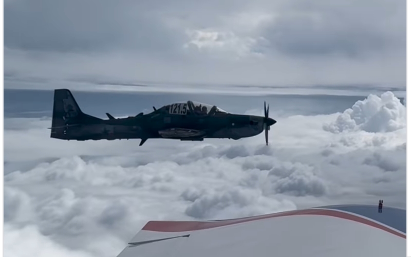 Caça A-29 Super Tucano da FAB intercepta piloto, que grava momento e reza pra eles não meterem bala
