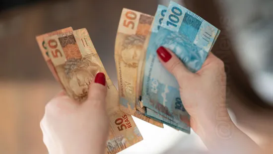 Uma mulher fraudou o Exército por 33 anos, fingindo ser filha de um ex-combatente da Segunda Guerra Mundial para receber pensão indevida. A Justiça determinou a devolução de R$ 3,7 milhões