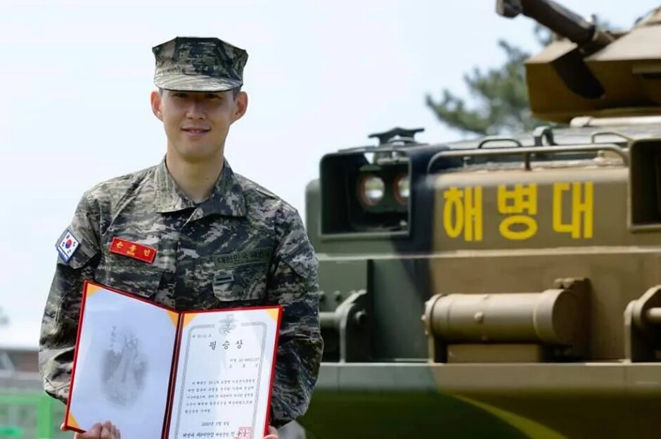 A incrível realidade dos ídolos de k-pop e atletas famosos no serviço militar da coreia do sul: como a obrigação militar impacta carreiras de sucesso e reflete a lealdade à pátria!
