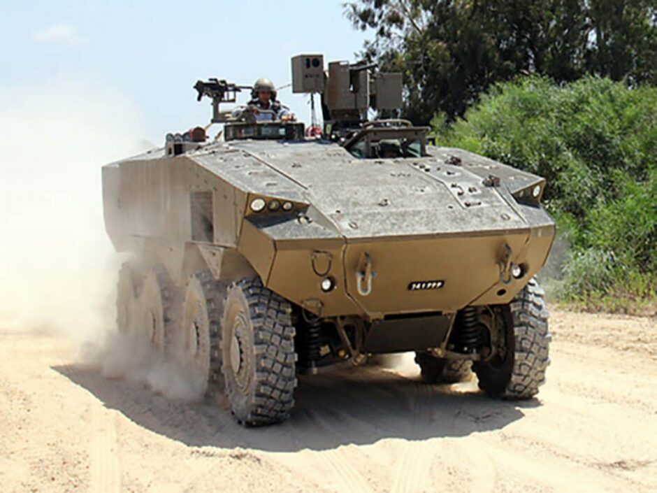 Israel revolucionou a guerra terrestre com poderoso blindado 8×8: veículo militar com sistema Iron Fist, 750 cv e 90 km/h é um dos mais protegidos e rápidos do mundo, com alta tecnologia para dominar combates modernos