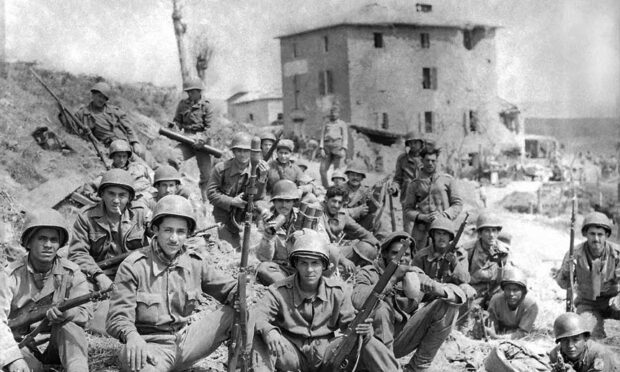 Soldados da Força Expedicionária Brasileira posam com seus armamentos e munição (foto: Agência Nacional/Arquivo Nacional)