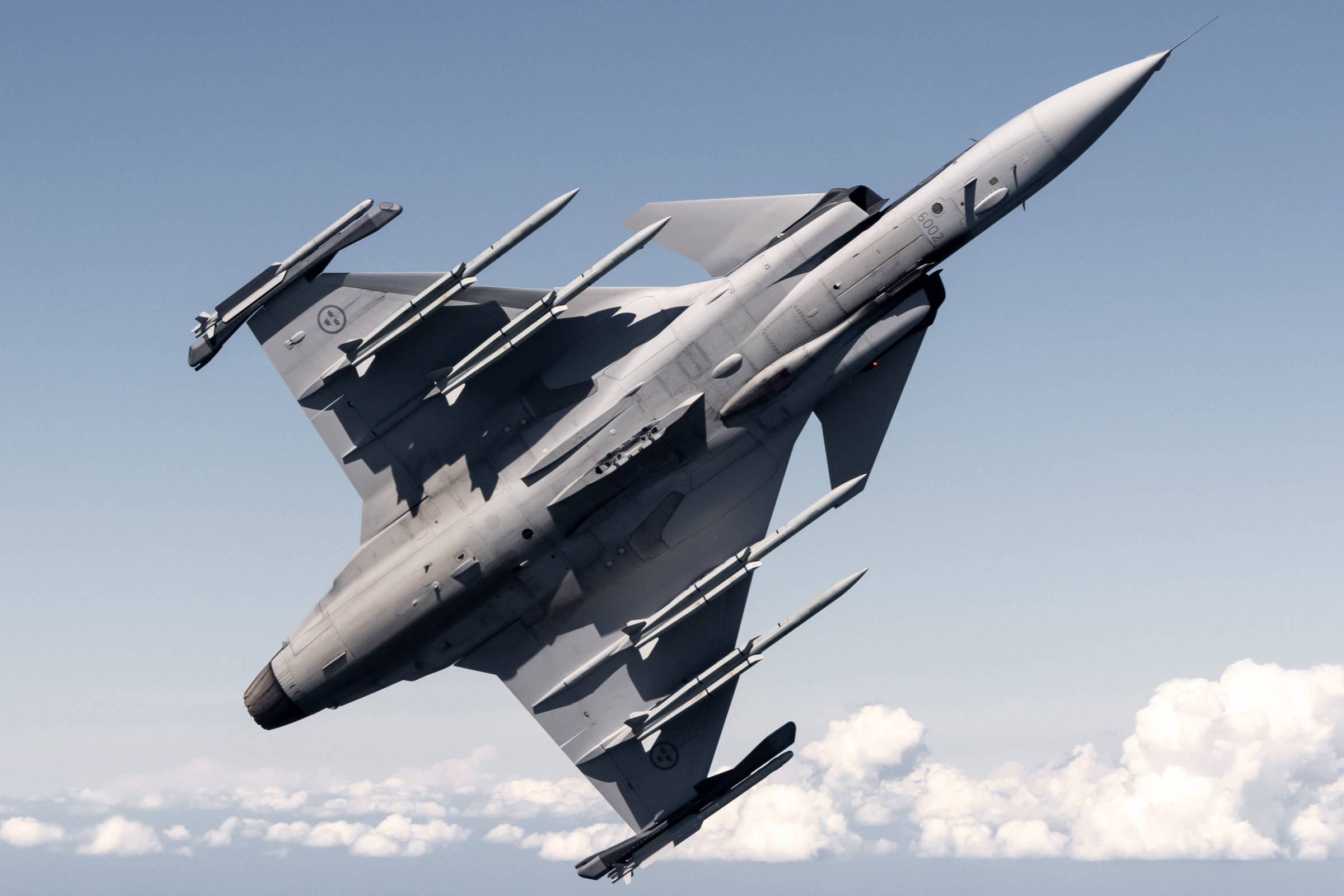Os Gripen custaram mais de R$ 30 bilhões, mas ainda estão sem poder de fogo. Enquanto isso, a defesa aérea do Brasil segue nas mãos dos antigos F-5, em operação desde a década de 1970