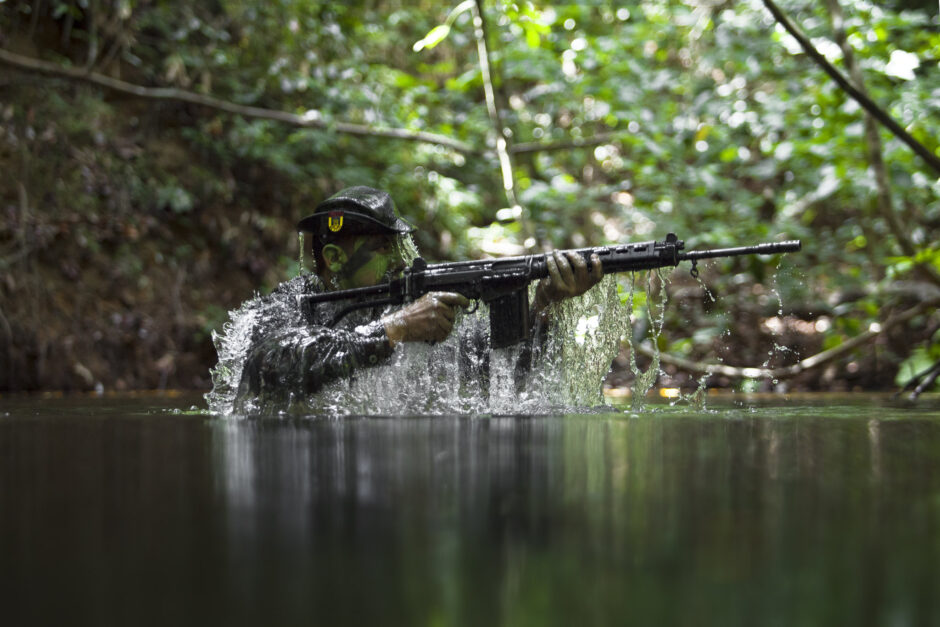 Forças Armadas Brasileiras simulam guerra real no coração da Amazônia com supertucanos, mísseis, snipers camuflados e granadas em exercícios militares de sobrevivência na selva