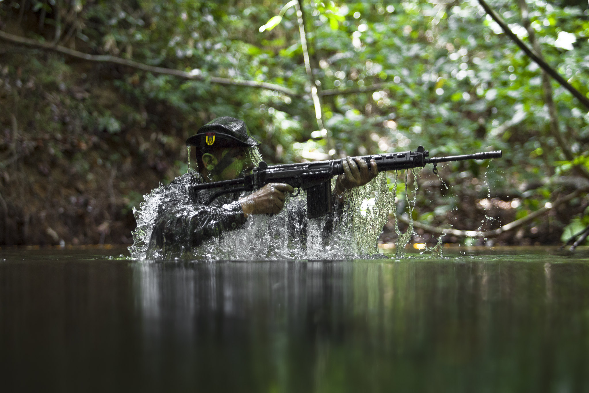 Forças Armadas Brasileiras simulam guerra real no coração da Amazônia com supertucanos, mísseis, snipers camuflados e granadas em exercícios militares de sobrevivência na selva