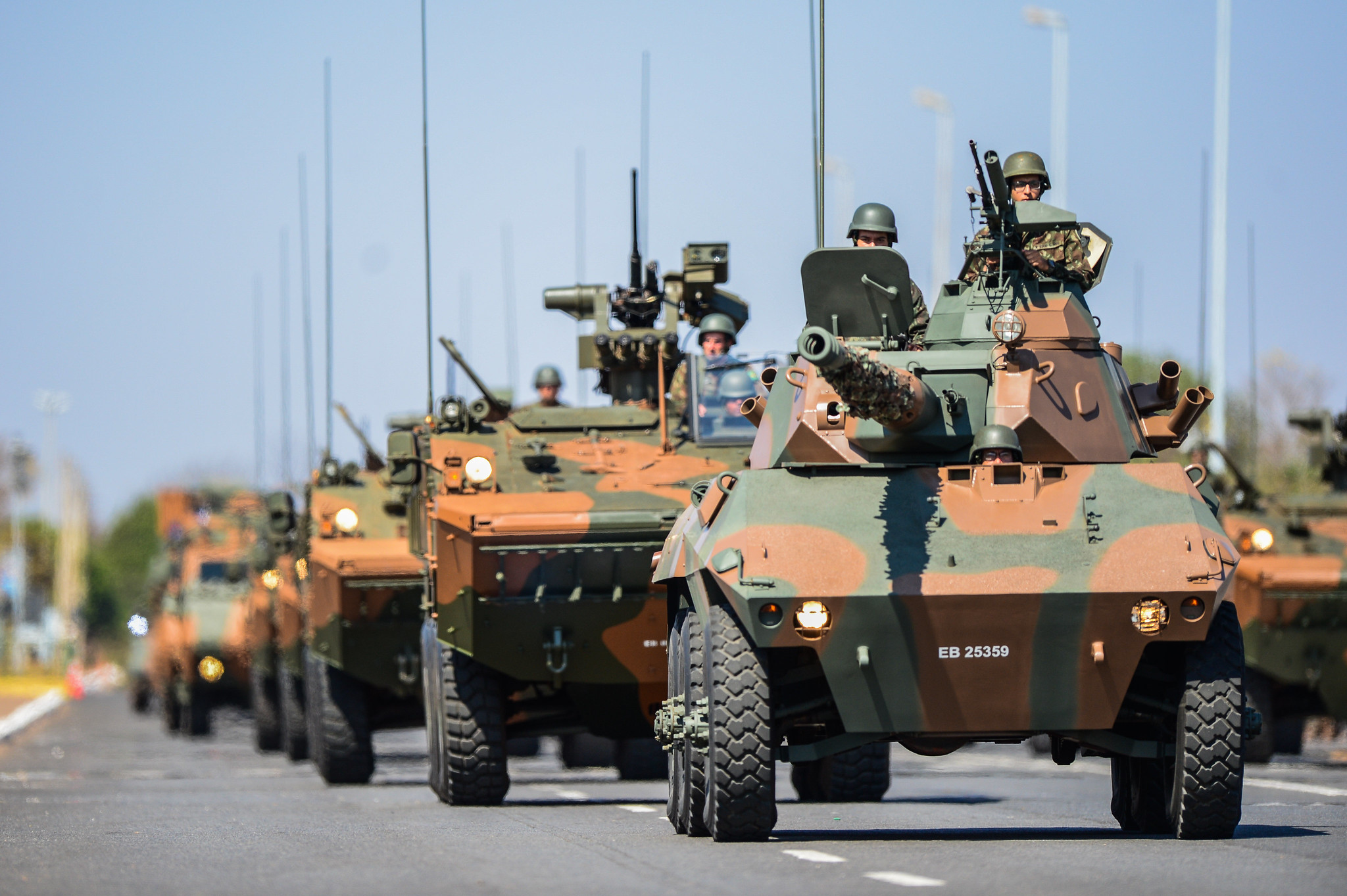 Por que alguns países abriram mão de ter um exército? Enquanto o Brasil mantém uma das maiores forças militares da América Latina, outras nações apostam em acordos, neutralidade e estratégias surpreendentes para garantir sua soberania