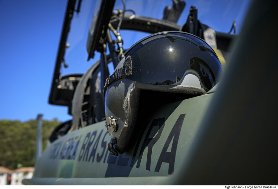 Pilotos militares abandonam a FAB em ritmo acelerado e deixam a Força Aérea Brasileira vulnerável: desvalorização e sucateamento empurram o país para um apagão na defesa aérea