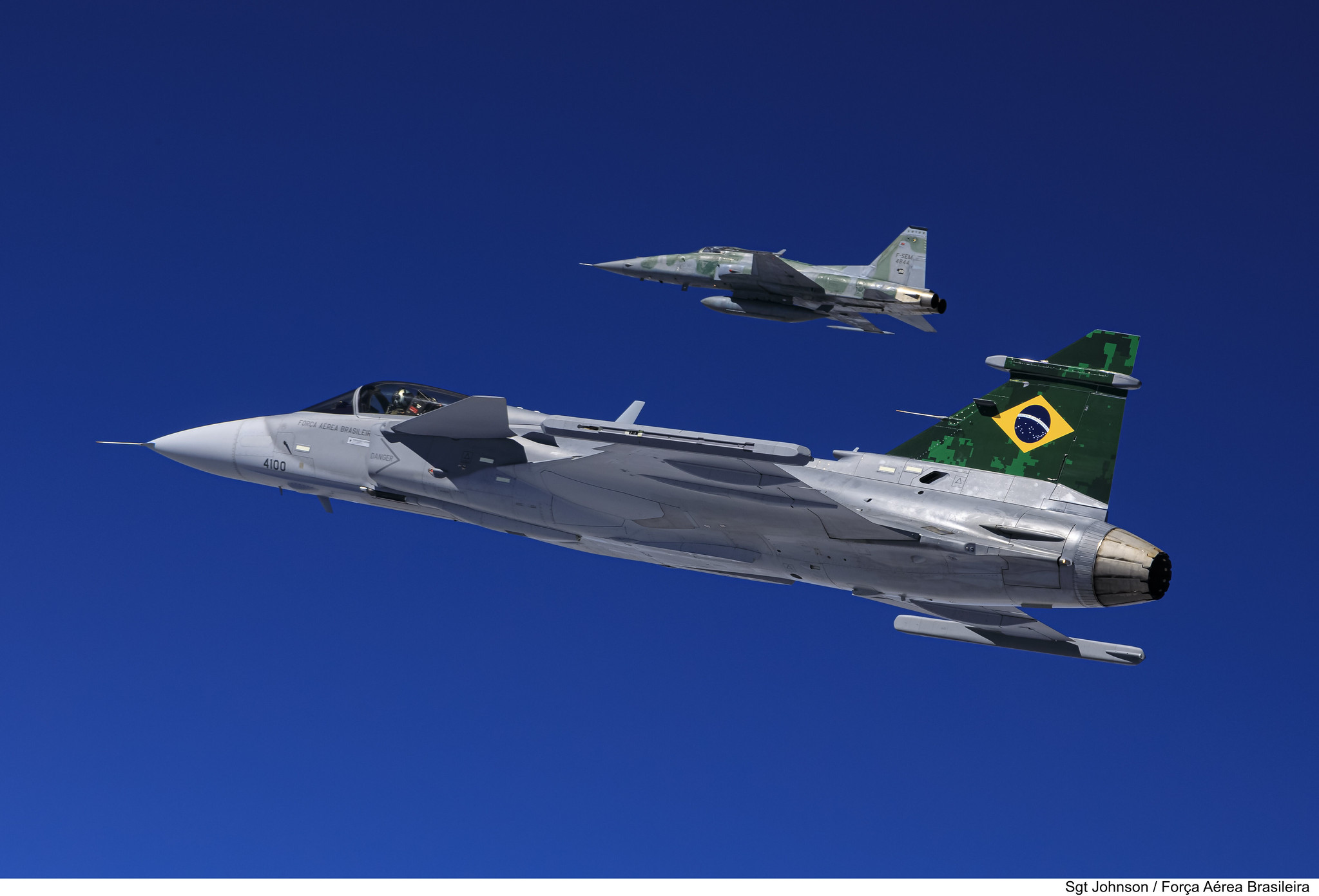 Brasil vira vitrine da SAAB ao operar Gripens JAS-39 com tecnologia completa, em contraste com proposta dos EUA de exportar F-47 de 6ª geração com capacidades limitadas a parceiros