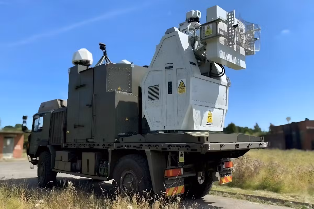 Exército britânico testa com sucesso arma revolucionária que derruba mais de 100 drones ao mesmo tempo com feixe invisível de ondas de rádio de baixo custo