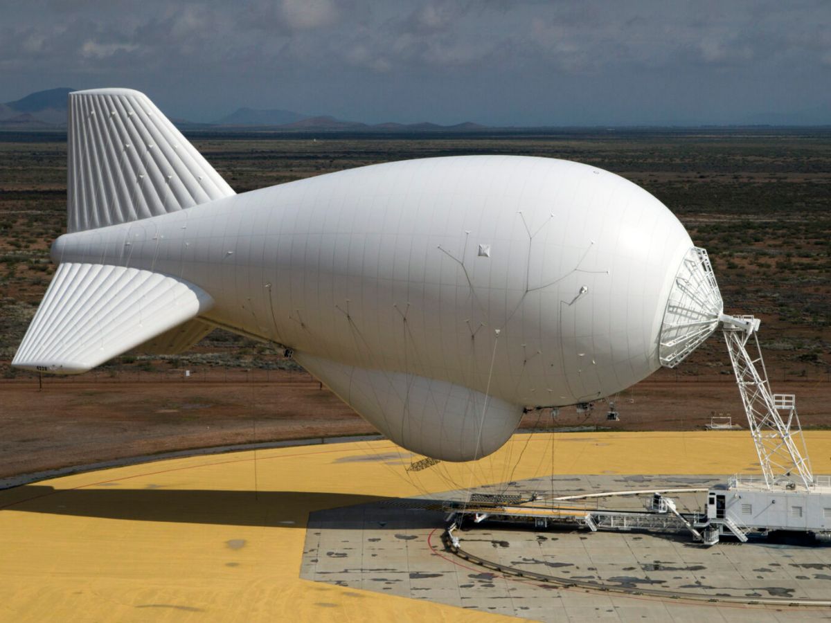 Raytheon e outras nove gigantes da defesa disputam contrato bilionário de US$ 4,2 bilhões para desenvolver ‘balão espião’ com cabo capaz de detectar até aeronaves furtivas a 15 mil pés de altitude