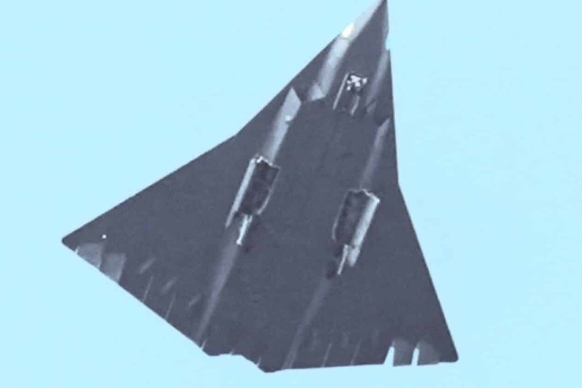 Caça de 6ª geração “J-50” reaparece nos céus da China, imagens revelam cabine tripulada e escapamento vetorial, sugerindo alta furtividade e agilidade, modelo pode rivalizar com F-22 e F-47 dos EUA