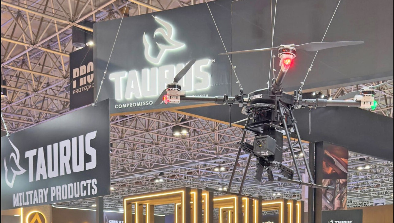 Taurus entra de vez no setor militar com drones armados com fuzis e metralhadoras pesadas