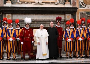 A tropa mais antiga do mundo guarda o papa com trajes renascentistas, rituais secretos e uma fidelidade que desafia séculos de história. (Imagem: Reprodução)
