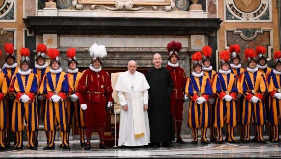 Uniformes coloridos, lanças contra mísseis e segredos ocultos: os soldados que juram proteger o papa com a própria vida