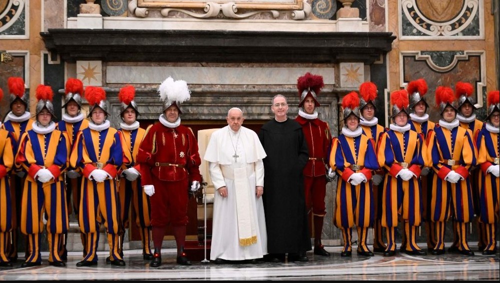 Uniformes coloridos, lanças contra mísseis e segredos ocultos: os soldados que juram proteger o papa com a própria vida