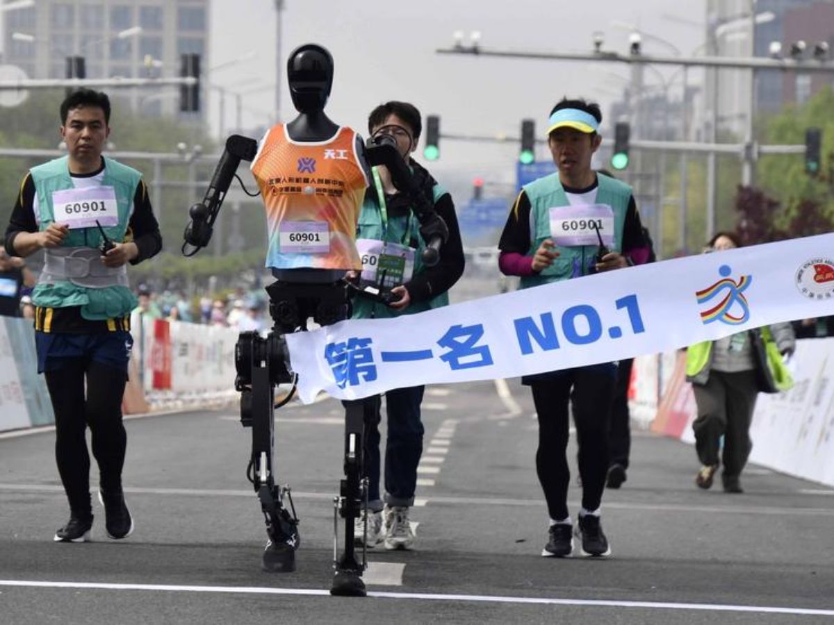 China surpreende o mundo ao colocar robôs humanoides para competir lado a lado com humanos em uma corrida oficial de meia maratona de 21 km em Pequim
