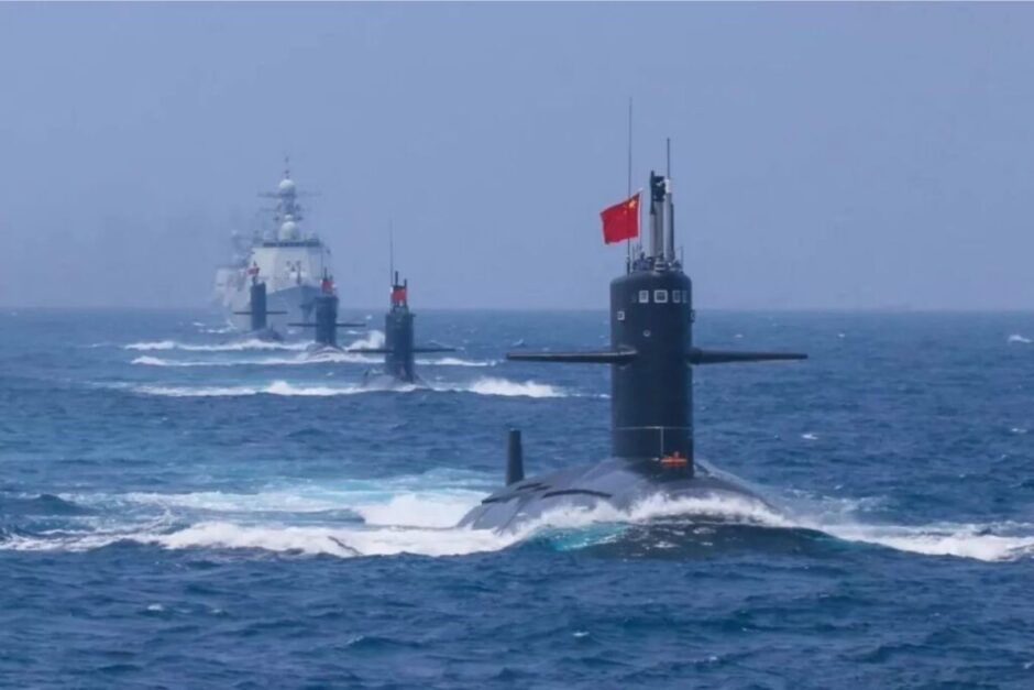 Alerta global: imagens do Google Earth mostram seis submarinos nucleares atracados na costa da China, evidenciando o avanço silencioso da marinha chinesa e sua estratégia de dissuasão