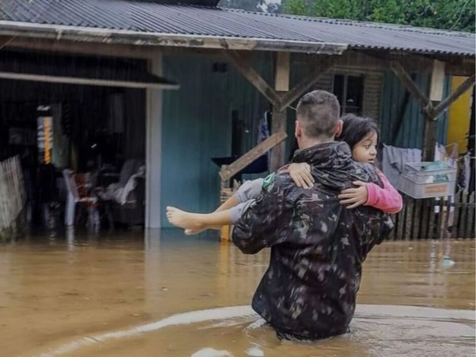 Em missão histórica, o Exército treina militares para atuar em situações de emergência com apoio aéreo e tecnologia de ponta, garantindo agilidade no socorro a vítimas de desastres