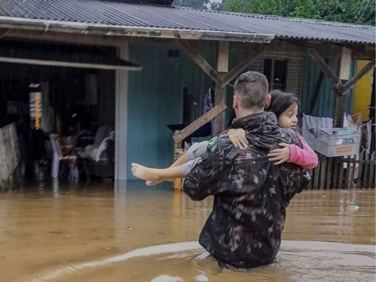 Em missão histórica, o Exército treina militares para atuar em situações de emergência com apoio aéreo e tecnologia de ponta, garantindo agilidade no socorro a vítimas de desastres