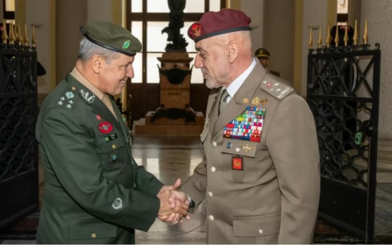 Comandante do Exército Brasileiro e chefe do Estado-Maior do Exército Italiano discutem ampliação de parceria militar em blindados e defesa antiaérea; Exército Brasileiro avalia Centauro 2 e míssil CAMM-ER