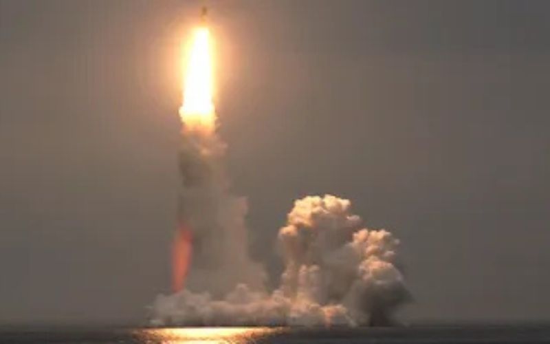 Último tratado nuclear entre EUA e Rússia expira em 2026; Rússia avança com satélite capaz de transportar arma nuclear, e China caminha para 1.000 ogivas, aponta relatório