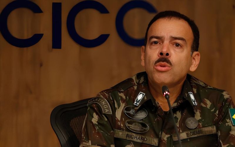 “Recursos aquém do necessário”: chefe do Estado-Maior do Exército, general Richard, expõe crise do Exército em discurso duro a novos generais de brigada, e pede inflexibilidade nos pilares da disciplina